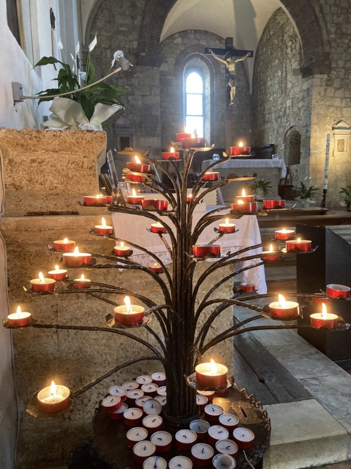 Monteriggioni Kirche Kerzen